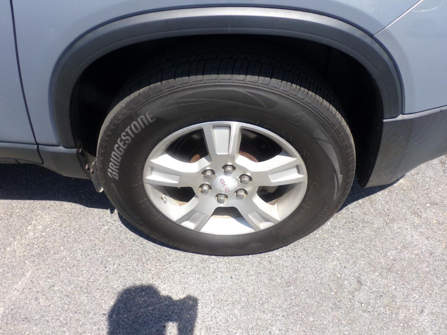 2008 Blue GMC Acadia SLT-2 FWD (1GKER33758J) with an 3.6L V6 DOHC 24V engine, 6-Speed Automatic Overdrive transmission, located at 5700 Curlew Drive, Norfolk, VA, 23502, (757) 455-6330, 36.841885, -76.209412 - Photo#13